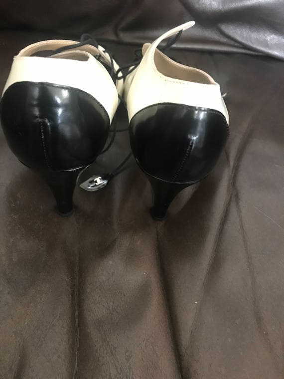 Vintage Chanel black and beige patent leather lac… - image 5