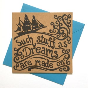 Carte de citation de Shakespeare. Des trucs comme les rêves sont faits. Carte recyclée. Conception d'impression linogravure.