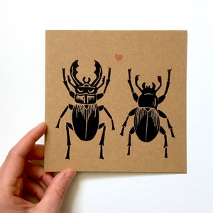 Carte de coléoptère. Carte d'insectes. Carte de voeux design linogravure.