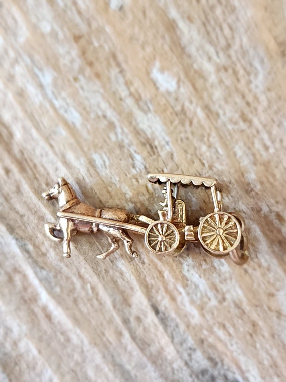 Vintage Yellow Gold Horse Drawn Stagecoach Charm o
