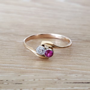 Antique Vintage Old Mine Cut Diamond and Ruby Toi et Moi Ring in 18k Gold and Platinum