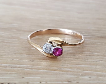 Antique Vintage Old Mine Cut Diamond and Ruby Toi et Moi Ring in 18k Gold and Platinum