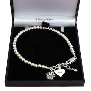 Bracelet personnalisé en argent sterling avec nom d&#39;animal de compagnie avec n&#39;importe quel nom gravé sur le coeur avec breloque patte.