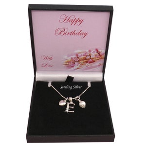 Collar con inicial de plata esterlina en caja de regalo de feliz cumpleaños con colgantes de perla, corazón y letra para mujeres y niñas.