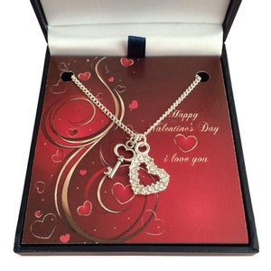 Collier pour la Saint-Valentin, coeur ouvert en cristal et clé de votre coeur, monture carte au choix. Cadeau pour une fille ou une femme.