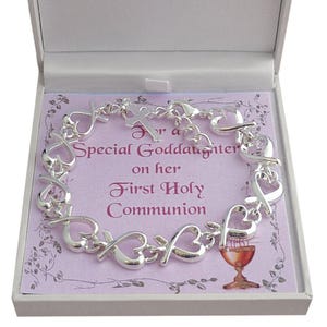 Bracelet première communion avec breloque croix sur chaîne à maillons coeur, choix de supports de carte pour fille, filleule, fille, petite-fille.