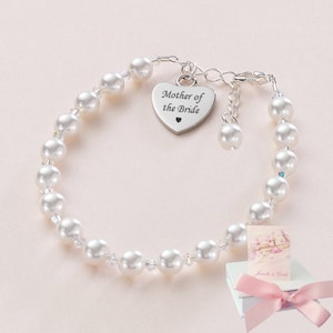 Cadeau personnalisé pour la mère de la mariée, bracelet gravé de perles blanches dans une jolie boîte cadeau avec mini carte-cadeau.