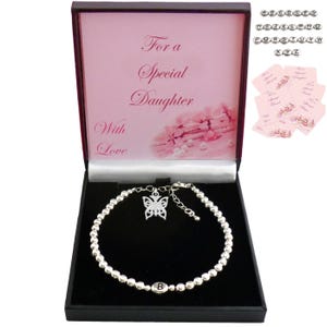 Pulsera de cuentas de plata con dije de mariposa y cuenta inicial, cualquier letra, regalo para una mamá especial, hermana, niñera, amiga, mamá, etc.