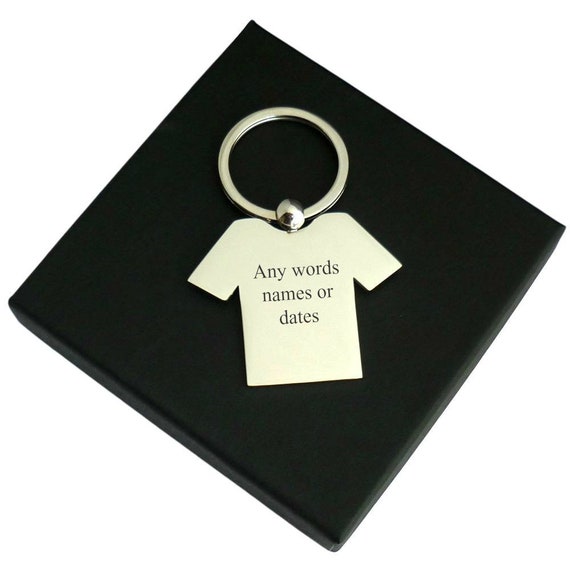 Gravure d'un texte sur un porte clés football livré dans sa boite cadeau