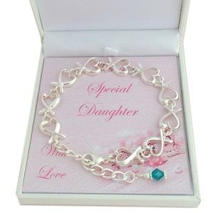 Geburtsstein Armband mit schöner Herz-Gliederkette, personalisiert mit einer Auswahl an Karten für Mutter, Schwester, Tochter, Enkelin usw.