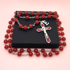 Personalisierte rote Rosenkranzperlen mit einem Buchstabenanhänger, Jungfrau Maria-Mittelstück und einem 3D-Kruzifixkreuz, Halskette, katholisch, christlich.