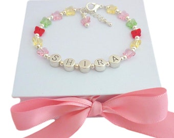 Bracelet prénom personnalisé pour fille avec de beaux papillons en cristal. Bijoux pour enfants.