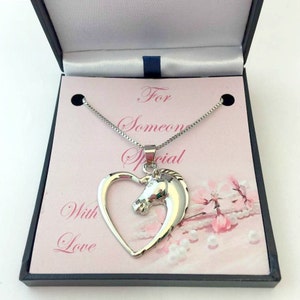 Collier de cheval sur support de carte-cadeau pour maman, maman, nan, fille. Bijoux équestres.