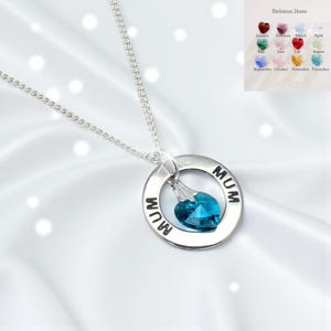 Collier anniversaire pour maman avec pierre de naissance coeur en cristal. Cadeau pour maman. Collier avec pierre de naissance. Le mot maman est estampé sur la bague pendentif.