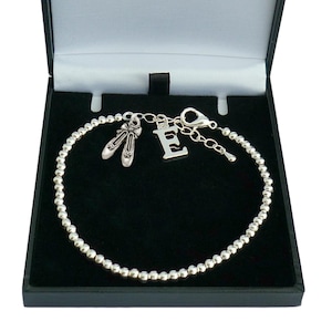 Pulsera de cuentas de plata con dije de letra y dije de zapatillas de ballet, tamaños para mujeres y niñas. Regalo para amantes del ballet, bailarina.