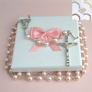 Rosario de perlas con dije de letra en caja de regalo para niñas. Rosarios personalizados.
