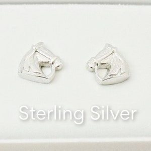 Boucles d'oreilles en argent sterling à tête de cheval, clous d'oreilles, cadeau pour femme et fille avec carte-cadeau et emballage cadeau.