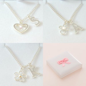 10mm Ketten für Mädchen mit Buchstabe, Anfangsanhänger und Herz, Kreuz oder Blumen Charm in einer Geschenkbox