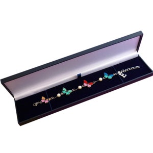 Pulsera de mariposa multicolor con dije de letra para niñas y mujeres. En caja de regalo. ¡Nuevo diseño!
