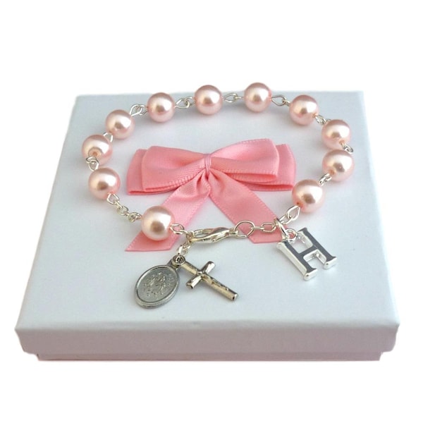 Bracelet chapelet de haute qualité avec breloque lettre, dans une boîte cadeau. N'importe quelle lettre ou initiale. Perles roses ou blanches.