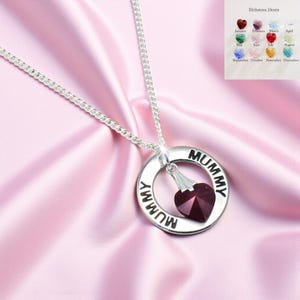 Collier anniversaire pour maman avec pierre de naissance coeur en cristal. Cadeau pour maman. Collier avec pierre de naissance. Le mot maman est estampé sur le pendentif.
