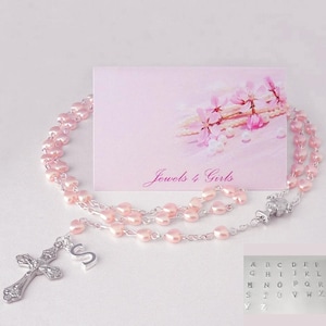 Rosario personalizado para niñas hecho con cualquier letra o inicial, bonitas cuentas rosas en forma de corazón para hija, sobrina, ahijada...