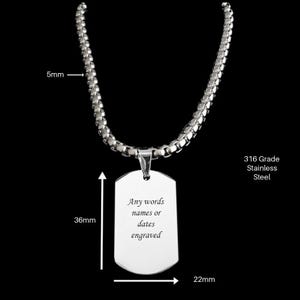 Könnte beinhalten: Eine silberne Kettenkette mit einem rechteckigen Anhänger in Form eines Hundemarkenanhängers. Der Anhänger ist 22 mm breit und 36 mm lang. Der Anhänger ist mit dem Text "Any words names or dates engraved" graviert. Die Kette ist 5 mm breit. 316er Edelstahl.