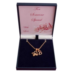 Collar de mariposa de oro rosa con dije de inicial/letra en caja de regalo especial para/mamá, mamá, hija, hermana, ahijada, amiga especial...