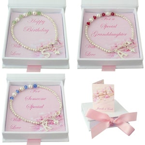 Pulsera de piedra natal con dije de letra, en caja de regalo para hermana especial, hija, niñera, ahijada, mamá, etc.