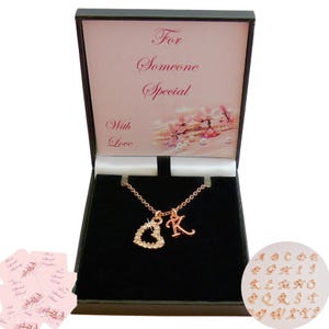 Collar de oro rosa con colgantes brillantes de corazón e inicial de letra. Caja de regalo especial para hermana, madre, hija, sobrina, alguien especial...