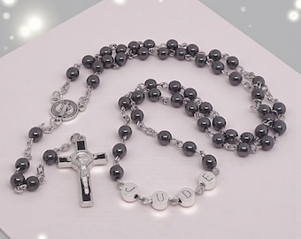 Atemberaubende Hämatit-Rosenkranzperlen, personalisiert mit einem beliebigen Namen, einem Benedikt-Mittelstück und einem Kruzifixkreuz, Schwarz, Grau, Silber