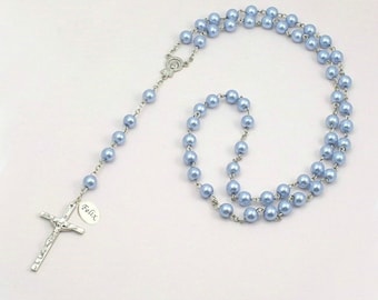 Chapelet de perles bleu pâle personnalisé avec étiquette gravée dans une boîte cadeau.