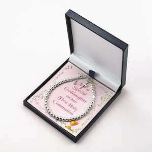Bracelet première communion en argent sterling avec croix, sur un choix de supports pour carte.