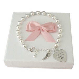 Perlenarmband mit Engelsflügel, personalisierte Gravur auf Herzanhänger. Größenverstellbar in Geschenkbox mit Karte. Gedenkstätte, Babyverlust, Sympathie