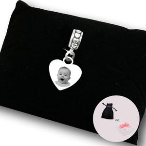 Charm coeur photo gravé avec gravure au verso pour s&#39;adapter aux bracelets Pandora. Personnalisé au dos avec des mots, des noms ou des dates.