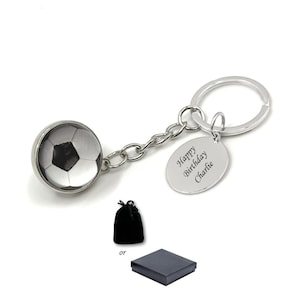 Porte-clés de football personnalisé avec gravure gratuite. Cadeau idéal pour les passionnés de football. Gravure possible avec noms, dates, pour entraîneur, père, fille, etc.