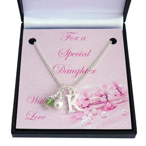 Collar con piedra natal y dije de letra en caja de regalo especial. Soporte para tarjeta para hermana, mamá, niñera, hija, hermana, feliz cumpleaños, mamá, etc.