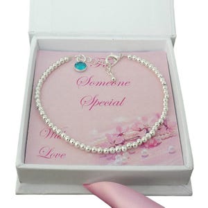 Bracelet avec pierre de naissance dans une boîte cadeau spéciale pour nounou, maman, soeur, maman, fille, nièce, etc.