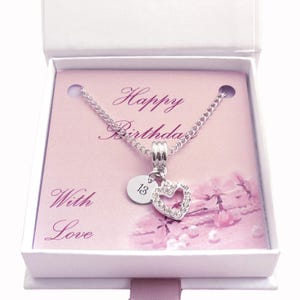 Collier d'anniversaire, cadeau pour 13, 16, 18, 21, 30, 40 ou 50 ans. Pendentif coeur en argent et cristal sur carte dans une boîte cadeau pour 13, 16 ans