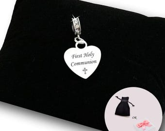 Dije de Primera Comunión personalizado en un aro de cristal brillante. Cualquier grabado. Regalo grabado para el día de la Primera Comunión de una niña.