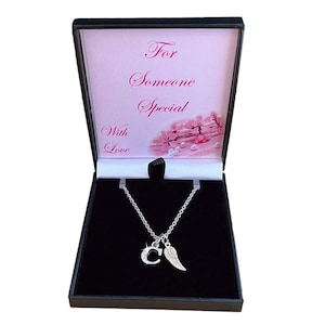 Collar conmemorativo con alas de ángel para niñas con colgante de cualquier letra, regalo para hija, nieta, hermana, mamá, sobrina, mamá...