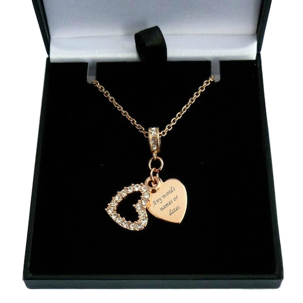 Collier en or rose avec pendentif coeur gravé et coeur en cristal sur coeur gravé