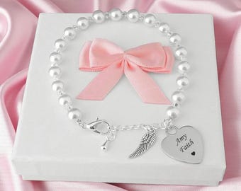 Engelsflügel Armband mit persönlicher Gravur auf einem Herz Charm. Beileidsgeschenk, Gedenkstätte, Remembrace.