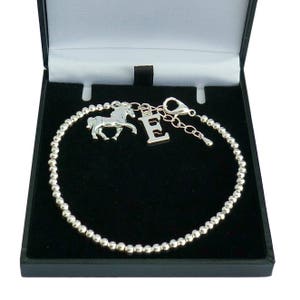 Silber Perlenarmband mit Buchstaben Anhänger und Pferde Anhänger, Größen für Damen & Mädchen.