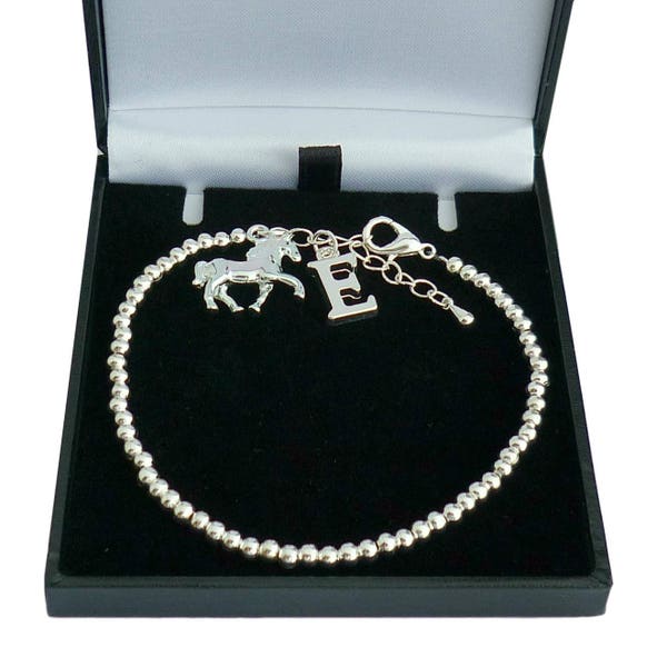 Pulsera de cuentas de plata con dije de letra y dije de caballo, tamaños para mujeres y niñas.