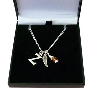 Collar con piedra de nacimiento, ala de ángel y dijes de letra. Regalo de condolencia o conmemorativo.