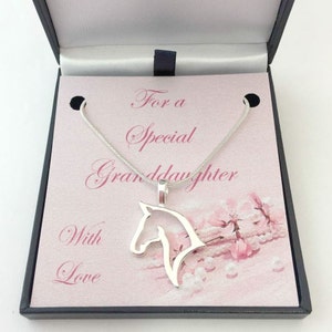 Schöne offene Pferdekopf-Halskette auf Geschenkkarten-Halterung. Geschenk für Pferdeliebhaber. Geschenk für Mädchen, Tochter, Enkelin, Nichte, Schwester usw