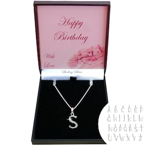 Collar con inicial de plata de ley 925 y cristales de circonita cúbica en caja de regalo de feliz cumpleaños para niña o mujer.