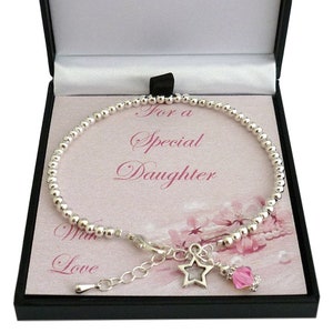 Bracelet de pierre de naissance avec breloque étoile dans une boîte cadeau pour femme et fille sur un support pour carte pour maman, nièce, grand-mère, soeur, maman, fille, nièce, etc.