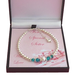 Bracelets de pierre de naissance avec une seule perle cannelée sur support pour carte pour soeur, mère, fille, nièce, etc.